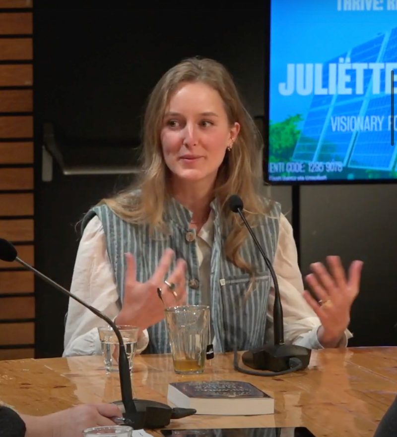 Juliëtte vertelt aan tafel tijdens een talk
